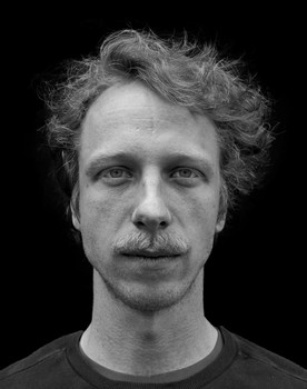 Raimund Widra as Young man on the street