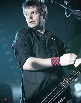 Mick Quinn as Self (as part of Supergrass)