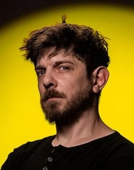 Jorge Pinarello as Max Gibson