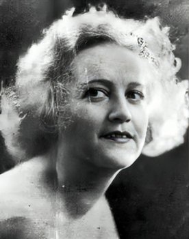 Golda Madden as Mandie St. Claire
