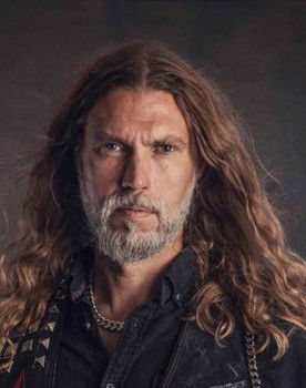 Fredrik Larsson as Bass