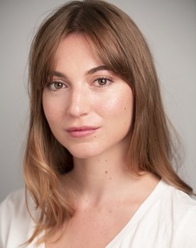 Ania Hernández as Bea joven