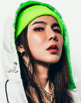 7LING as Nikki Hsieh