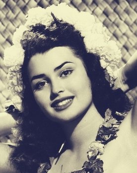 Laurette Luez as Pretty Javanese Girl