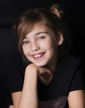 Jaydie van den Berg as Meisje met kinderpostzegels