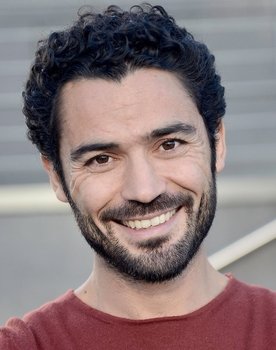 Ismail Zagros as Karzan