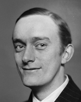 August Schønemann as Alexander Snobmann