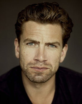 Nikolaj Lie Kaas as Grantræet (voice)