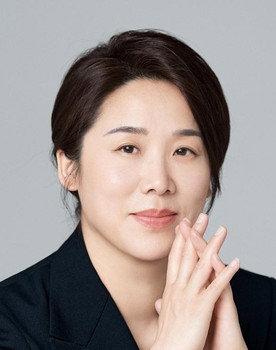 Luo Juan as Presswoman