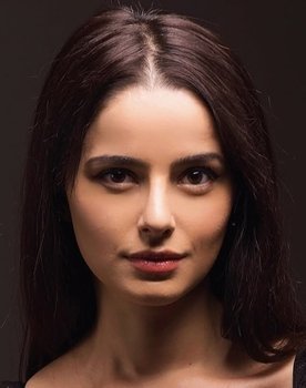 Deniz Tajeddin as bəzənən qız (“Skripkaçı” segmentı)