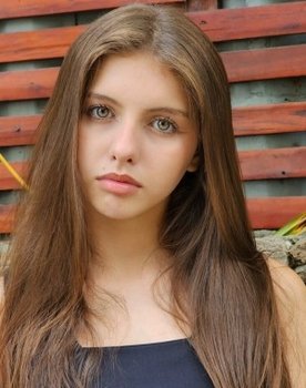 Ketlyn Pipper as Cecília (adolescente)