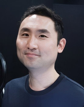 Lee Gyu-chang as Teacher / Yi-gyeong's Father (voice)