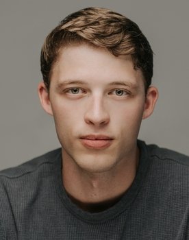 Taylor Bloom as Riley