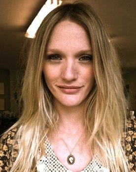 Carla Lamarca as Célia