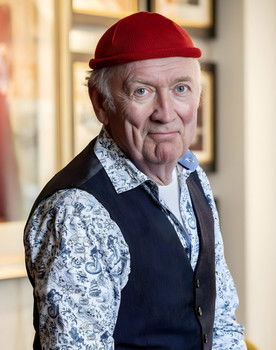 Harry Slinger as Opa Tovenaar