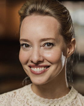 Marie-Dorothée Lesage as Vétérinaire