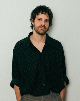 Charlie Polinger as Tomas