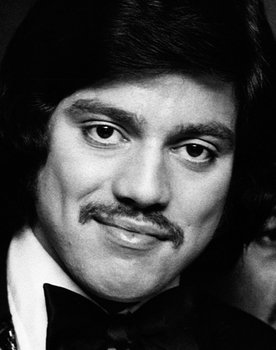 Freddie Prinze as Muff Kovak