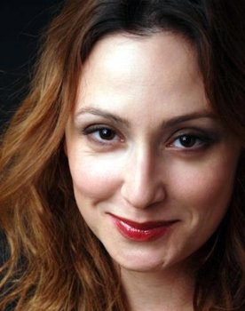 Gülçin Santırcıoğlu as Şahinde