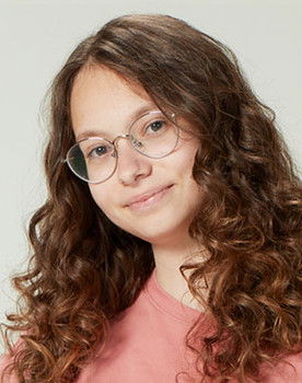 Deniz Kaynak as Elif Yıldız