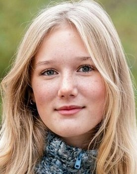 Karla Larsen Moltsen as Karen