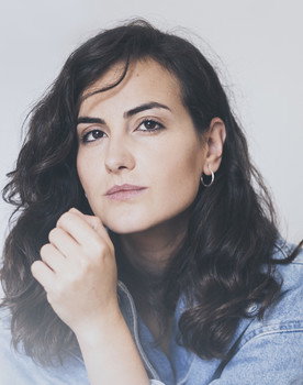 Marta Matute as Azafata "fea"