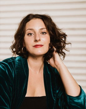 Laura-lee Mostert as Anja