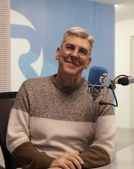 Paulo Fragoso as Sr. Agente / Locutor (voice)