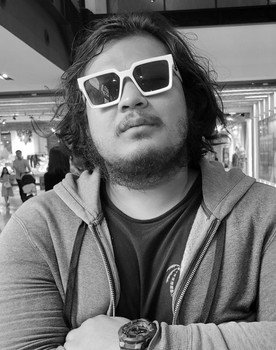 A Travelling Poet with His Unexplainable Thought That Echoes Through the Universe