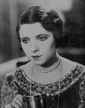 Carmen Larrabeiti as Leslie Bennett