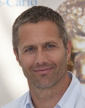 Rob Estes as Glen Savoy
