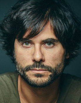 Raúl Muñoz-Reja as Álex