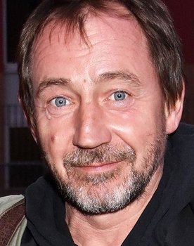 Thorsten Merten as Forster