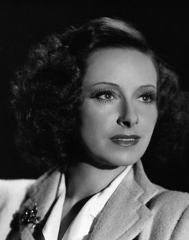 Lili Muráti as 