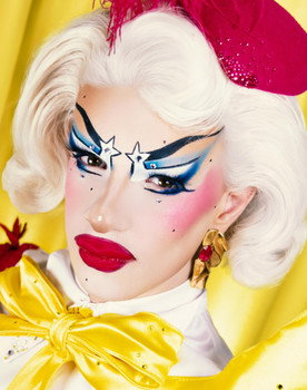 Judas Morningstar as La secrétaire sérieuse