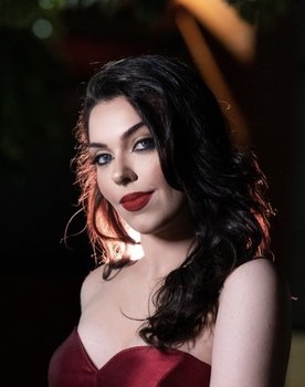 Victoria Carnelli as Lydia