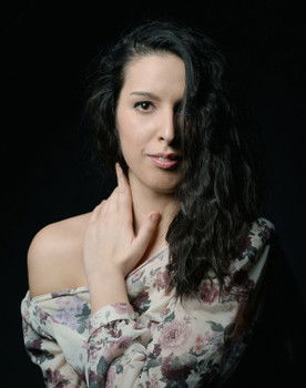 Messaoudi Emina as Lány