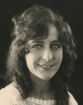 Alma Hinding as 