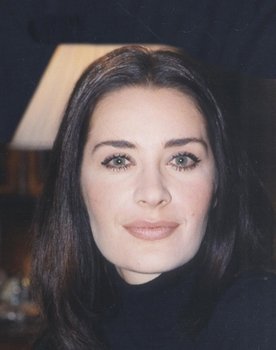 Tania Kapsali as Stella