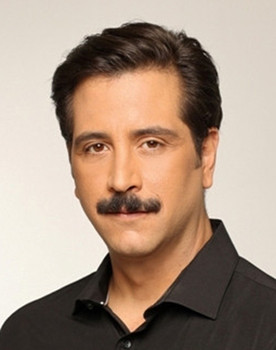 Nikolas Vasileiadis as Λουκάς Σερέτης