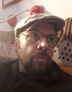 Jean-Charles Finck as Le galeriste (voice)