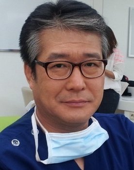 Kim Tae Yeong as bank manager, Cheon Jae Man's creditor