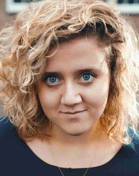 Elène Zuidmeer as Barwoman