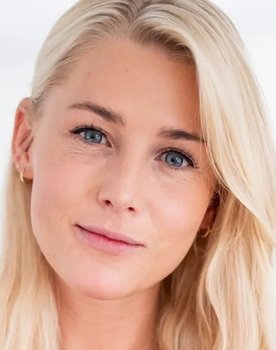 Camilla Rubæk as Vært