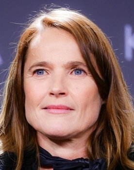 Karoline Eichhorn as Viktoria