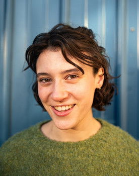 Zoe Carr as Carol Clemons