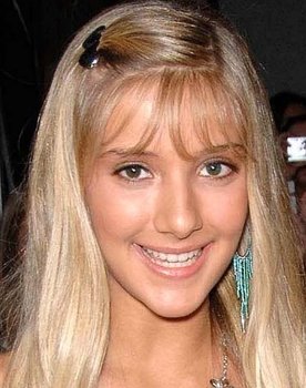 Becky Rosso as Izzy Woods