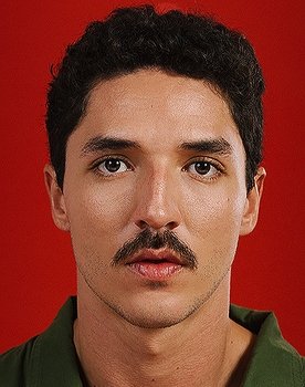 João Vitor Silva as Claudio Roberto