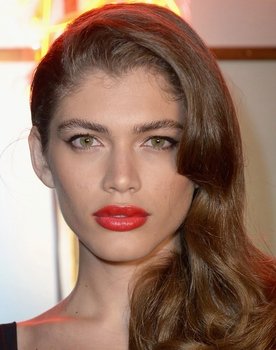 Valentina Sampaio as Isabelle