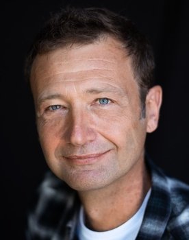 Pierre Sévérin as Le Psy